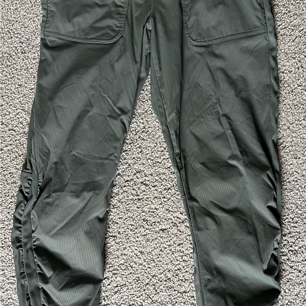 lululemon athletica Green dance studio Joggers size 6 EUC!